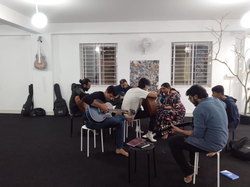 Outdoor guitar lesson in a relaxed setting